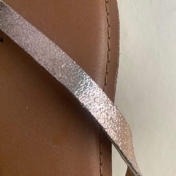 Gap rose gold flip flops size 8 - Picture 3 of 3